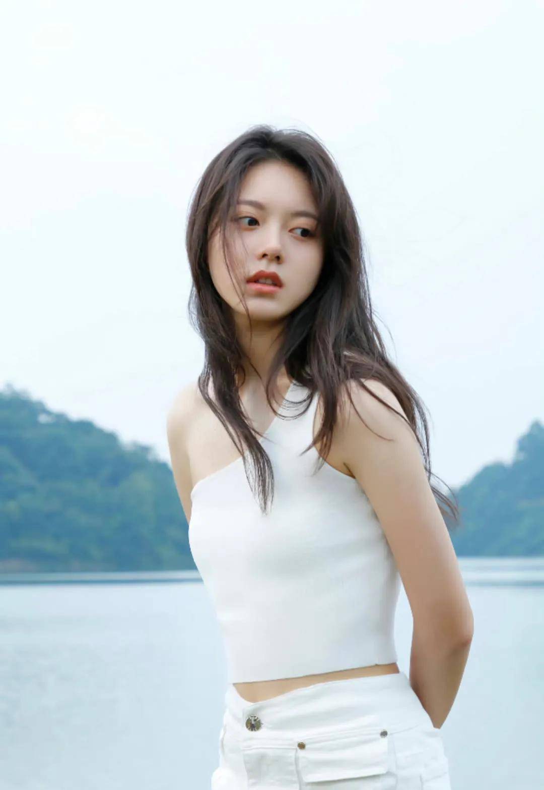 18岁赵今麦晒照,上大学后浓妆换成素颜,这颜值变化美翻了_赵金麦_照片