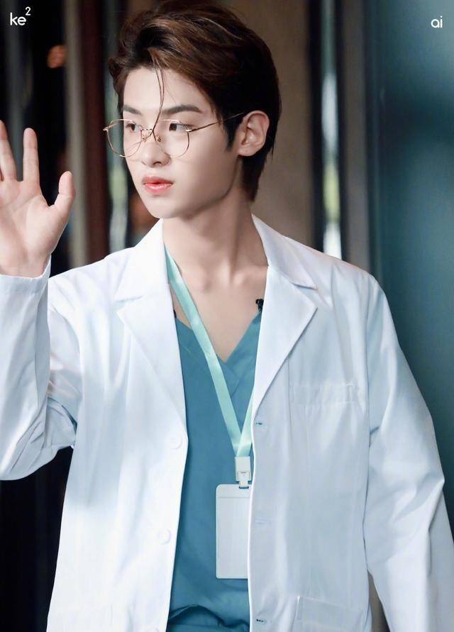 密室大逃脱2录制路透图,众人集体穿白大褂,杨幂邓伦justin吸睛_黄明昊