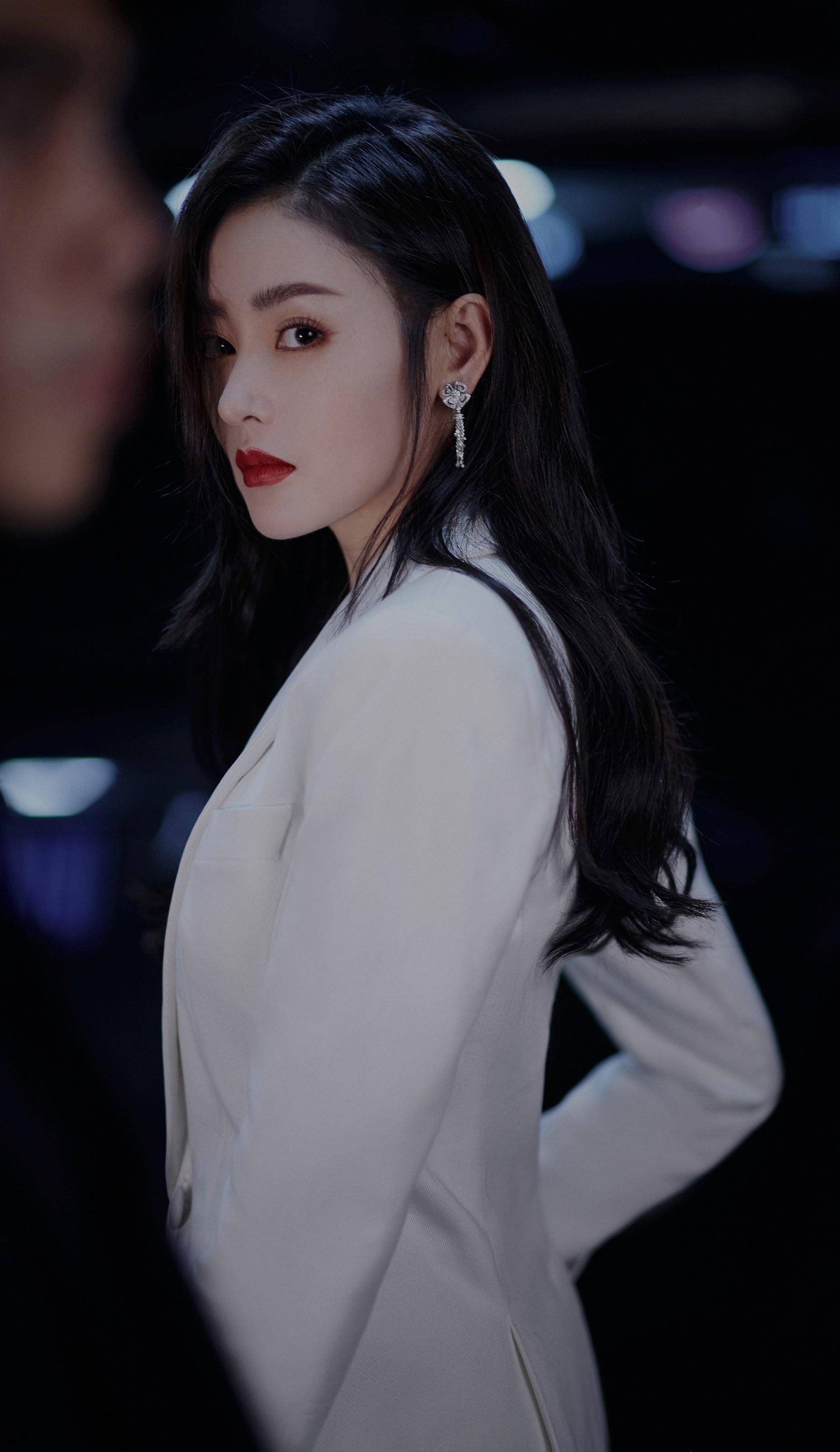 明媚自信的张天爱唤醒阳光,肆意释放美人的温暖_演技_迪丽热巴_流量