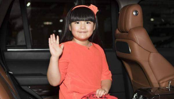 李湘带王诗龄现身名牌店,许久未见身高比肩妈妈,气质超同龄孩子_节目