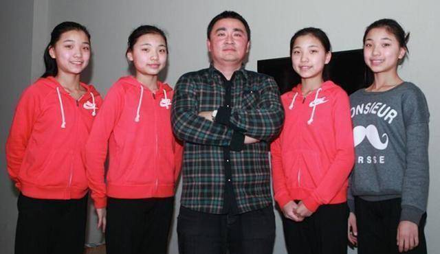 1,全世界的单卵四胞胎可能才几十对,在1999年,南京著名的南京四小凤