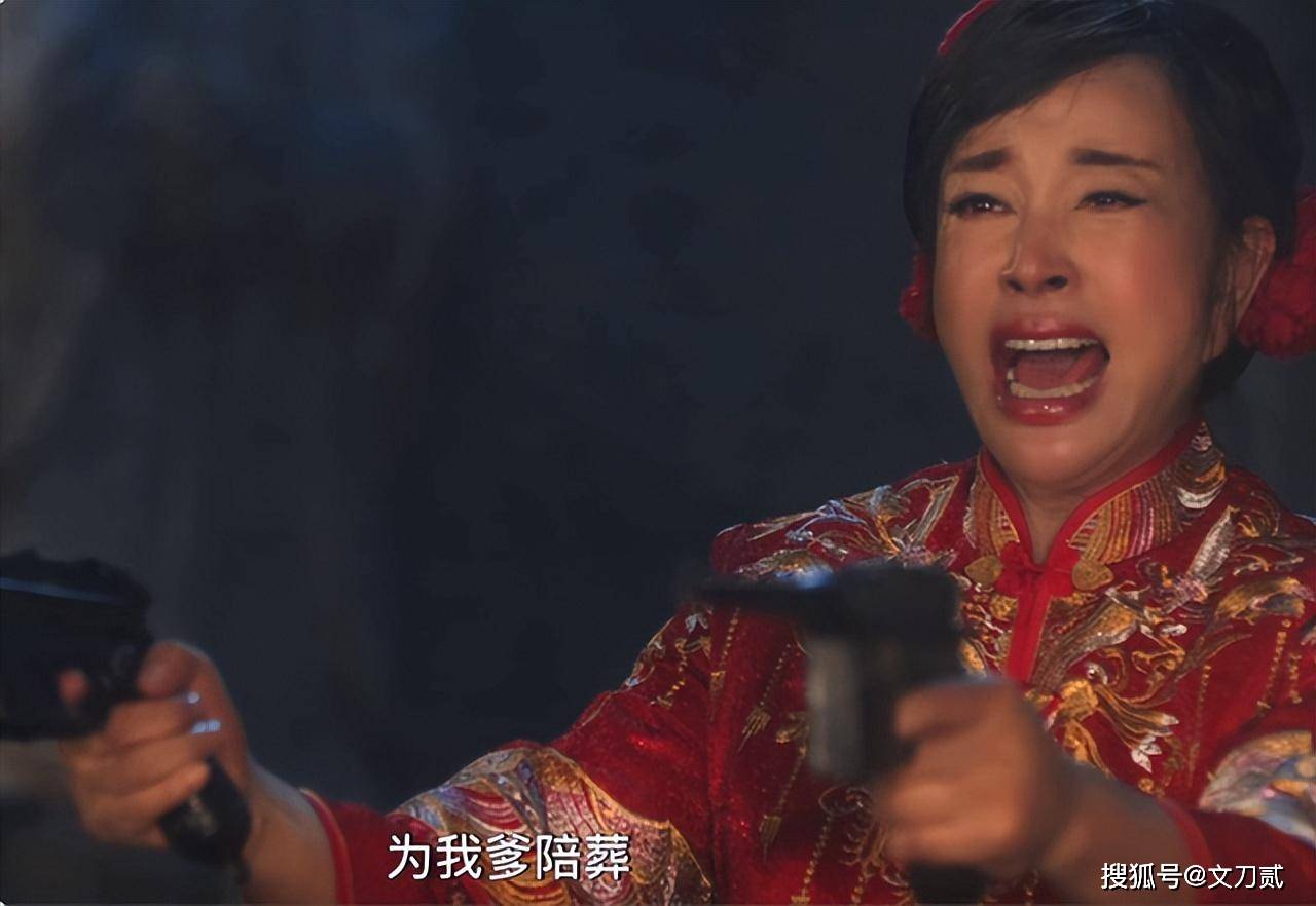 71岁的她,在电影里穿着大红色的新娘服,头上别着一朵鲜艳的大红花