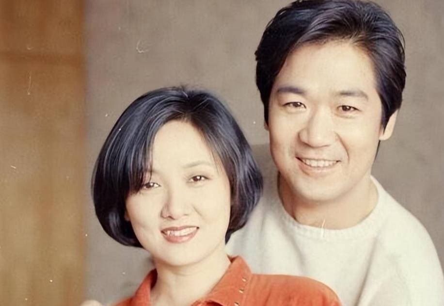 在张国立还没有成名的时候,他就和第一任妻子罗秀春恋爱了,当时