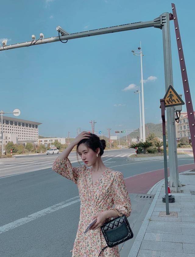 靠穿搭火出圈:宋妍霏,周雨彤,钟楚曦,赵露思_米奇_姐姐_连衣裙