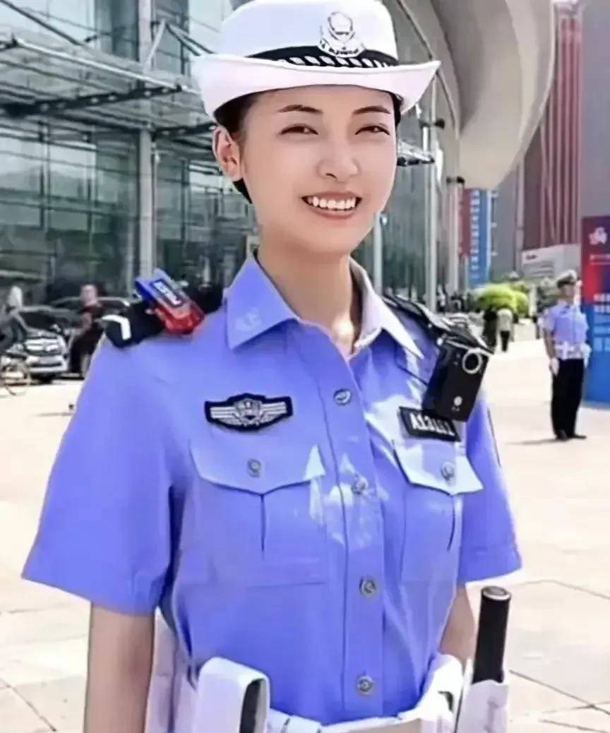 中国女交警服装图片