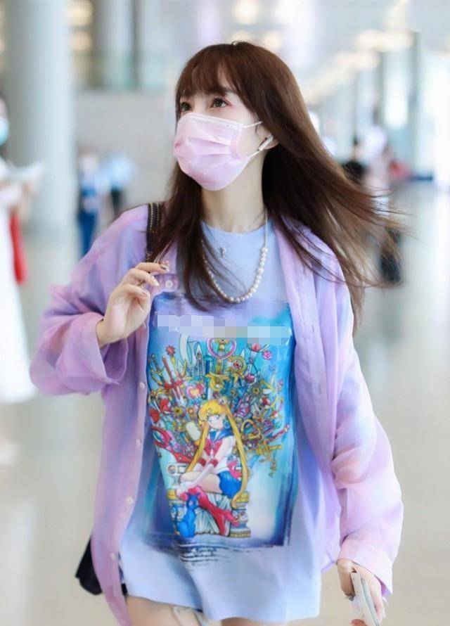 李小璐穿t恤现身机场,当镜头扫到双腿的一刻,说她70斤我信了_造型_下