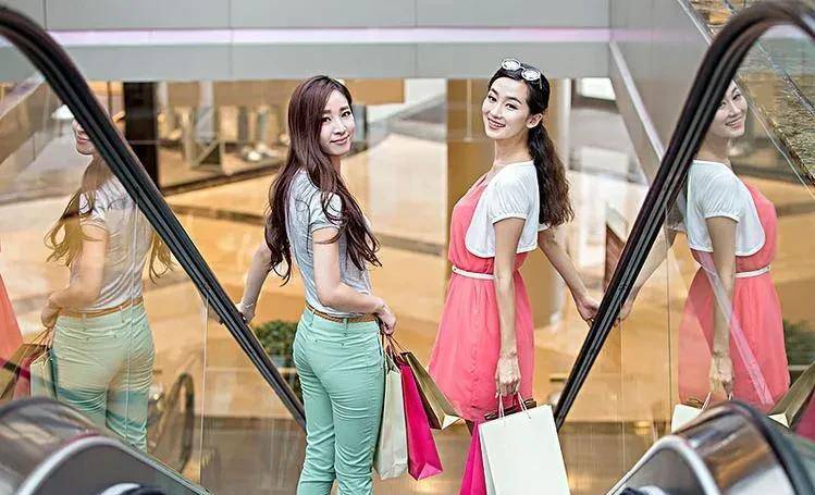 丝袜,高跟鞋,衣服随风,就问男人,谁能和他斗?_衬衫_女子_观众