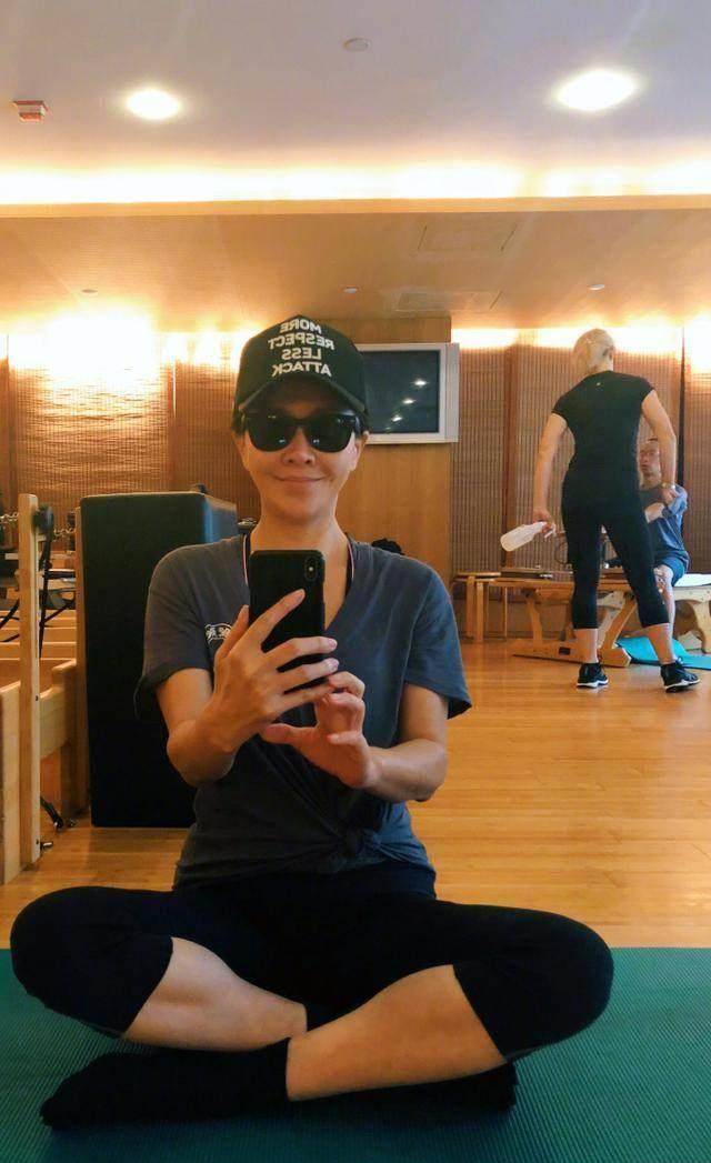 刘嘉玲戴墨镜健身,这是什么操作?_梁朝伟_照片_普拉提