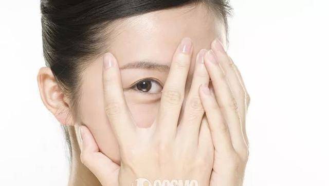 眼周肌肤本就脆弱,加上平时我们会用手揉眼睛,丰富的面部表情,化妆