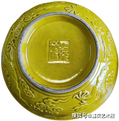 皇家御用瓷:乾隆年制款鸡油黄云龙纹对碗