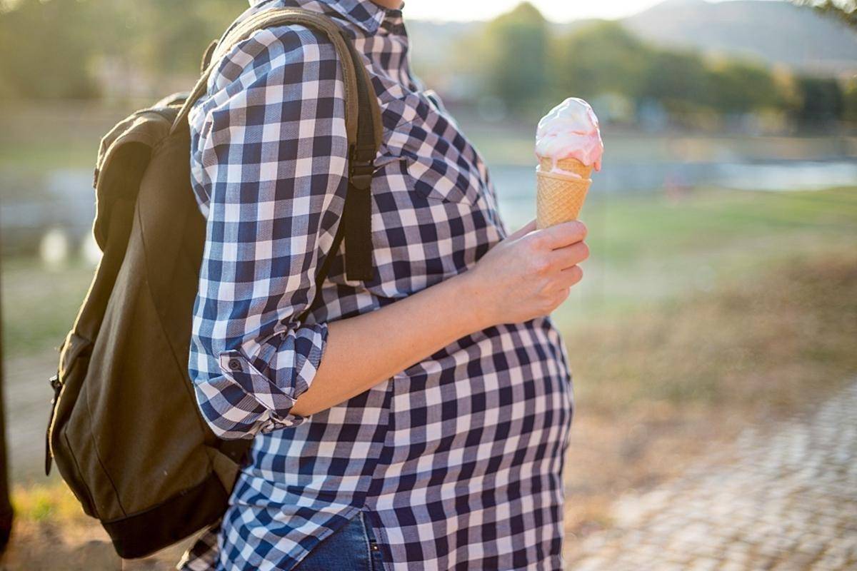 怀孕期间能吃冰淇淋吗(吃冰淇淋胎儿有感觉吗)