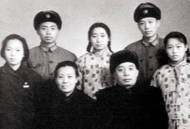 张震:子弹藏身8年,难忘救命恩人,一门出六将,阅兵当天逝世_将军_军衔