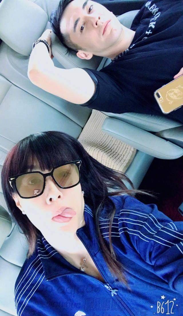 钟丽缇穿少女装是因为觉得配不上张伦硕?_情侣_外界_年纪