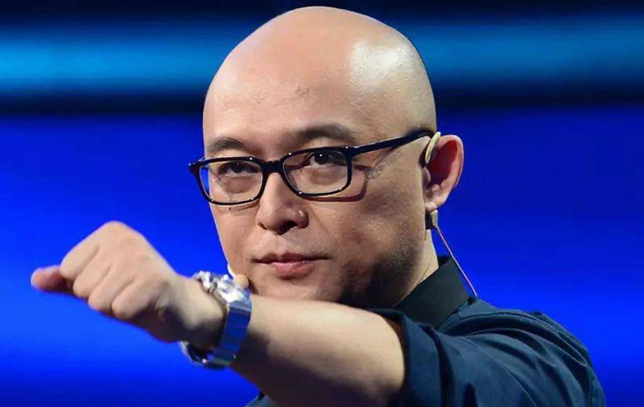 我一直觉得何炅被低估,和汪涵比,他更圆滑,和孟非比,他更扎实,和蔡比