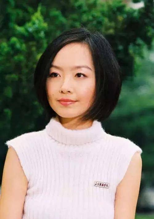 53岁鲁豫穿旗袍走楼梯,胳膊瘦弱脸颊突出,体重不足90斤引担忧_网友