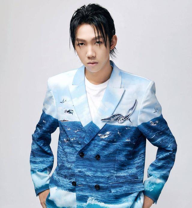 耳帝也对邓见超的作品给出极高的评价.