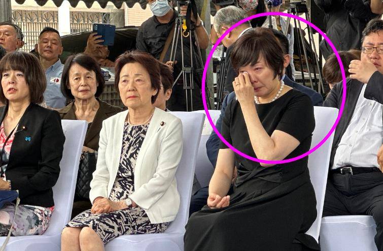 安倍昭惠现状曝光,现身丈夫1周年祭,身穿一袭黑衣哭成泪人_日本_仪式