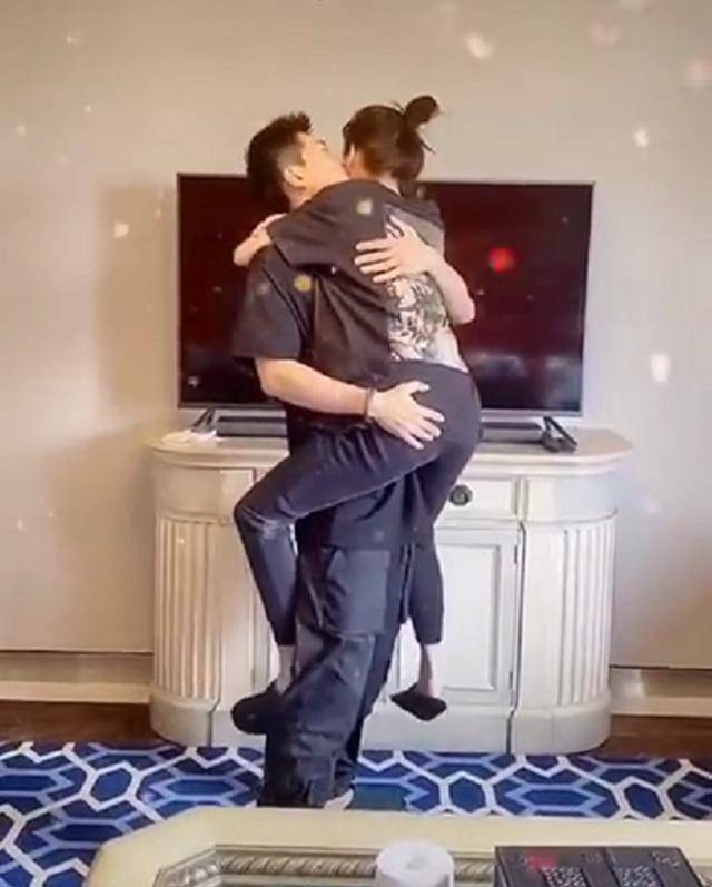 何超莲窦骁现街头,逛完街夜店玩耍被偶遇,窦骁跟随身后似保镖_邓紫棋