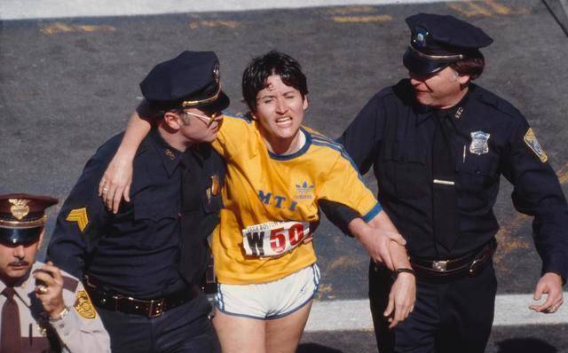 罗茜是一名马拉松运动员,她参加了波士顿马拉松比赛并荣获女子金牌