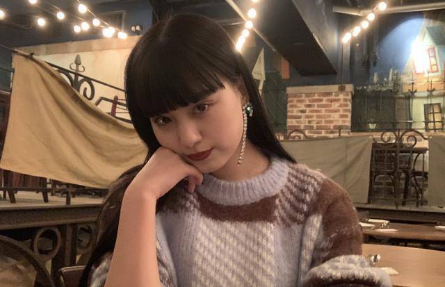 假面骑士01伊兹演员逐渐发福东映养猪场开始行动给小秘书开小灶_桌子