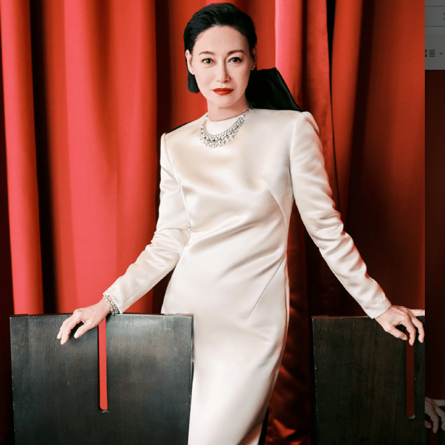 老年人爱美还得学惠英红:63岁留贵妇头,穿衣大气美艳,风韵犹存_服装