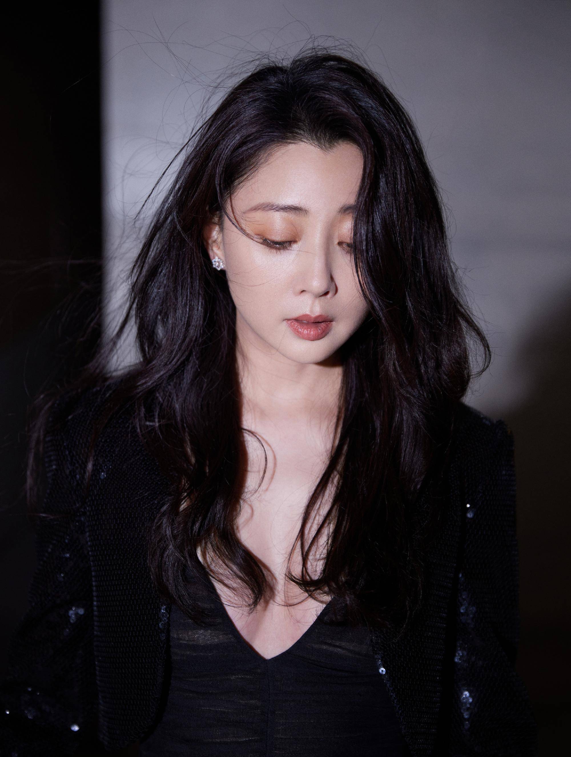 蓝毯殷桃造型奖,一身大波浪深v黑裙,摇曳迷人_黑色_时尚_连衣裙