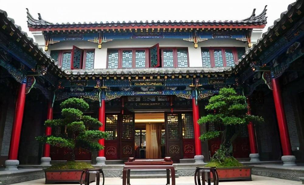 李成儒的古玩可以媲美故宫博物院.