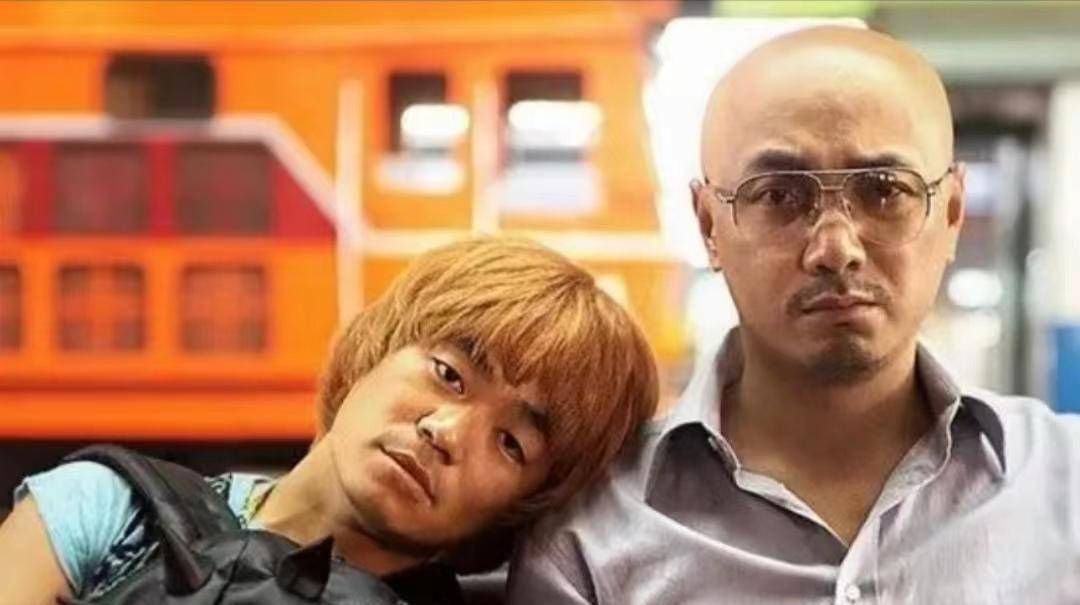 50岁徐峥现身长沙拍戏,身形发福大肚腩太突出,穿着朴素似路人_工作