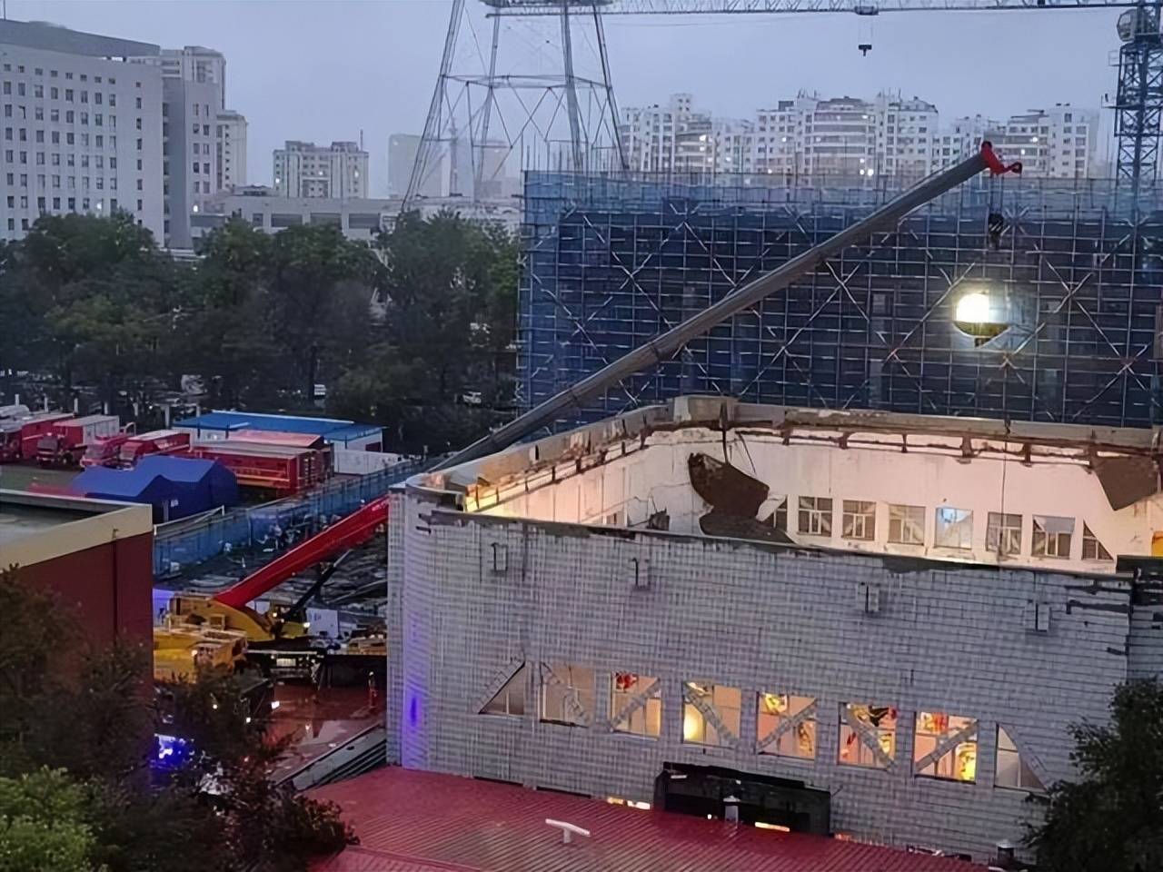 齐齐哈尔体育馆坍塌共11人遇难 有家属质称没人给沟通疑救援流程