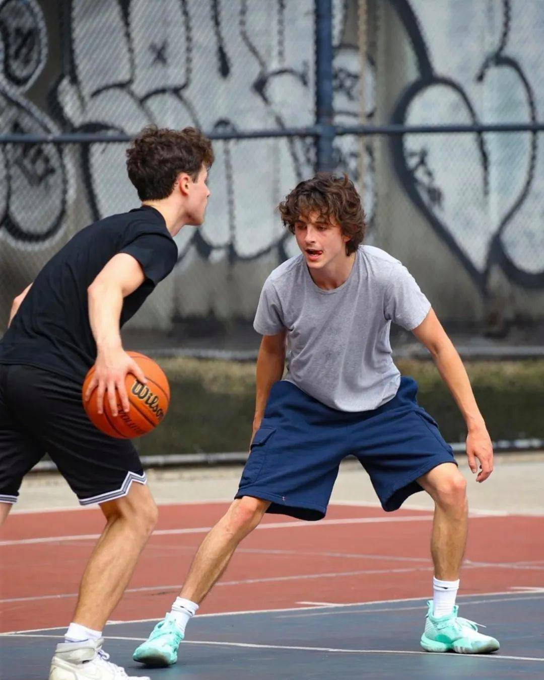 (推特@musetta_may)今天还约了一群朋友打篮球…(推特@val_gal78)和女