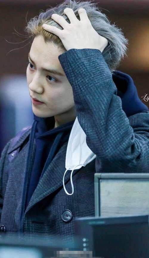 鹿晗大晒童年照,自爆衣品比现在好,扎辫子美过女明星!_黑色_外套_样子