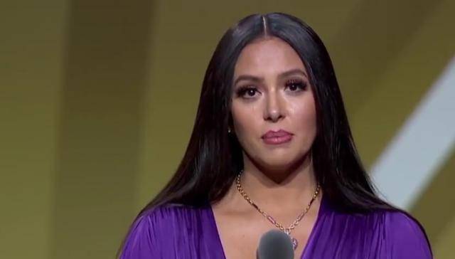 乔丹搀扶瓦妮莎登场,科比正式入选名人堂,瓦妮莎眼含热泪_邓肯