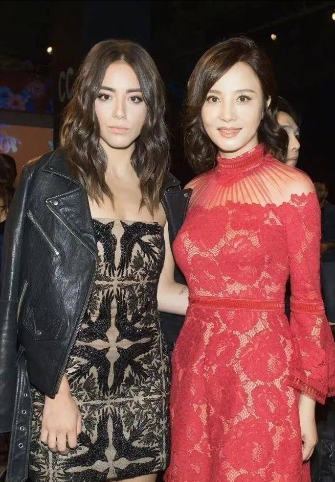 陶红是"熟透的桃子",他身穿时尚连衣裙,秀出"凹凸身材",太迷人了_女性