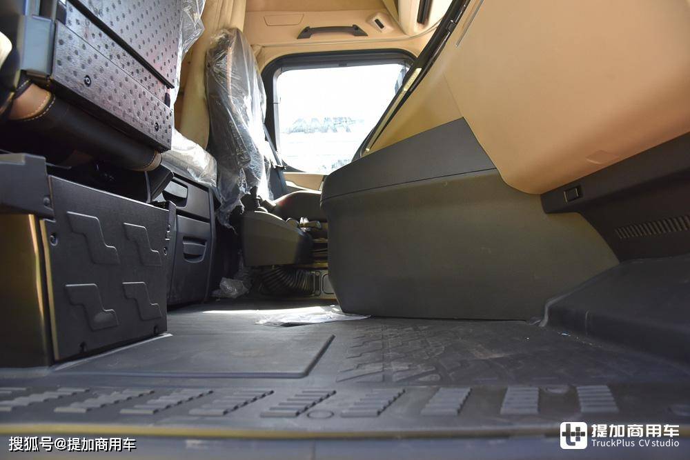 560马力陕汽德龙x6000天然气重卡上市,除了马力大,还有啥亮点?