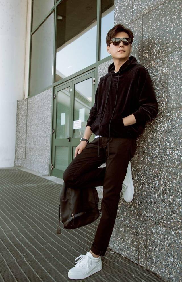 靳东黑超遮面秀机场街拍潇洒飘逸帅气满屏_网友_公子_装饰