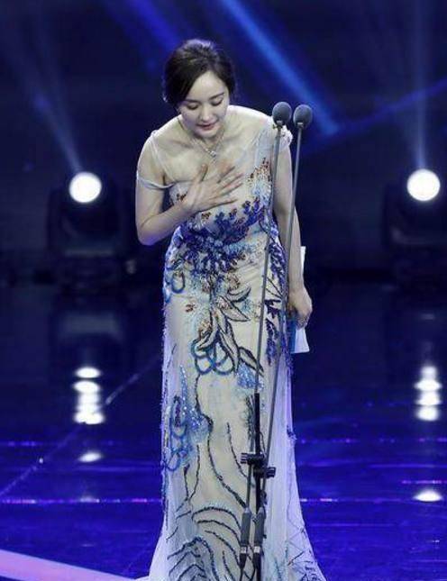 女星现场肩带滑落,杨幂,赵丽颖机智防止走光,唯独她却很心机!