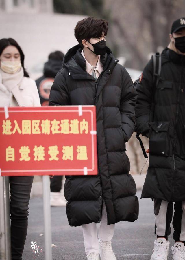 任嘉伦黑色羽绒服小白鞋去春晚彩排,半小时阅读破一个多亿,实红_明星