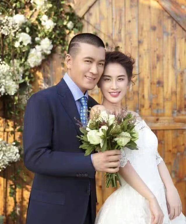 并不在意,2017年生下小儿子安麟后,她在社交平台晒出一家四口全家福