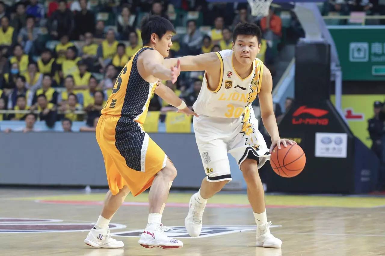 他就是前国手赵大鹏,cba生涯效力过广厦男篮与青岛男篮,他其实也算是