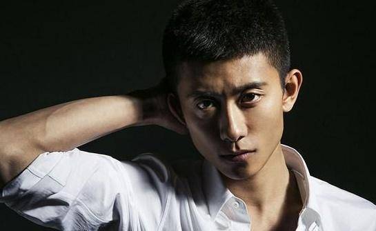 张一山这两年也是非常火了,童星出道的他,从刚开始被观众被否定,在到