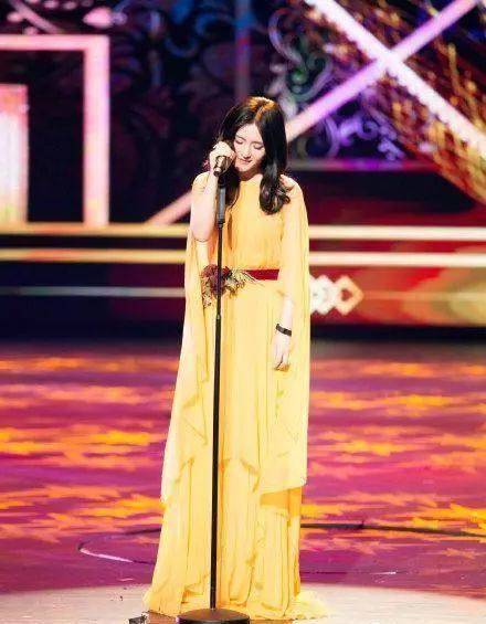 冉莹颖发福?透着薄纱都能看到腿粗,最吸睛的是她!_装饰_活动_身材