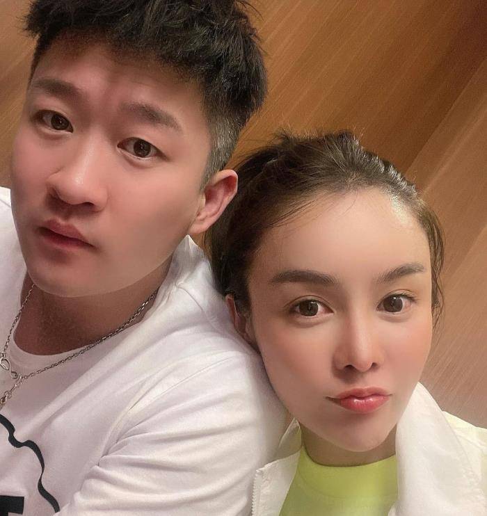 曹云金新女友旧照被曝光,装扮犹如名媛,被猜测是分手妈妈_孩子_网友