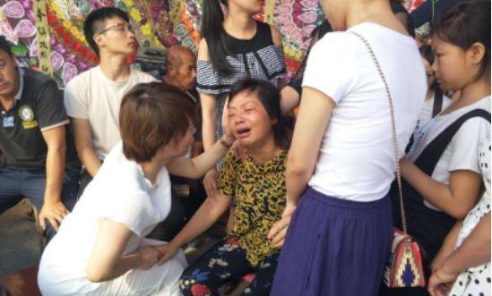 直到第二天,饶丽萍的尸体才浮出水面,赵世良的父母和饶丽萍的父母得到