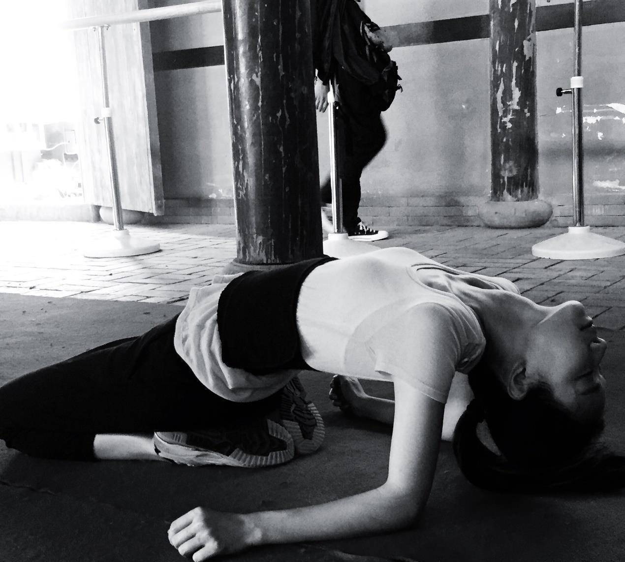 生活中倪妮阳光开朗,工作中的倪妮坚持健身,不然这身材咋这么好_锻炼