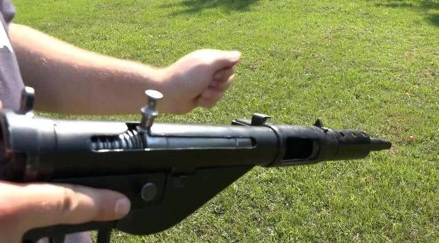 性价比之王:英国司登冲锋枪五美元一把,没有保险易走火_斯登_枪支