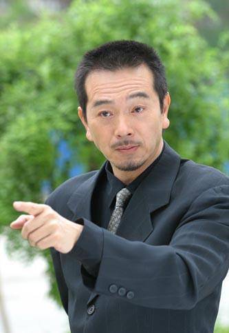 64岁老戏骨张晨光,出镜带货被说哭,生活中他是一个特抠门的人_年张晨