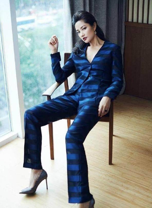 深v西装领口更添性感味道,后背半扎发,烈焰红唇,又帅又美的瞿颖有木有