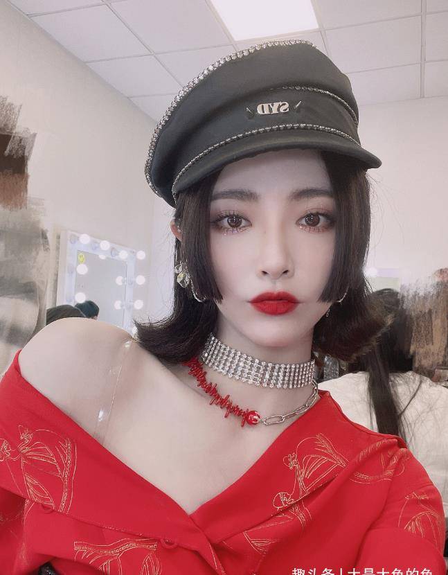 许佳琪的蝎子腿真的绝了,舞台上表演蝎子摆尾,腰腹力量不得不服_发展