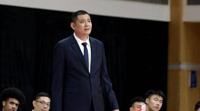 赛后24小时,cba广东胜山东被扒出3次8秒犯规,球迷:闫军吹假哨_巩晓彬