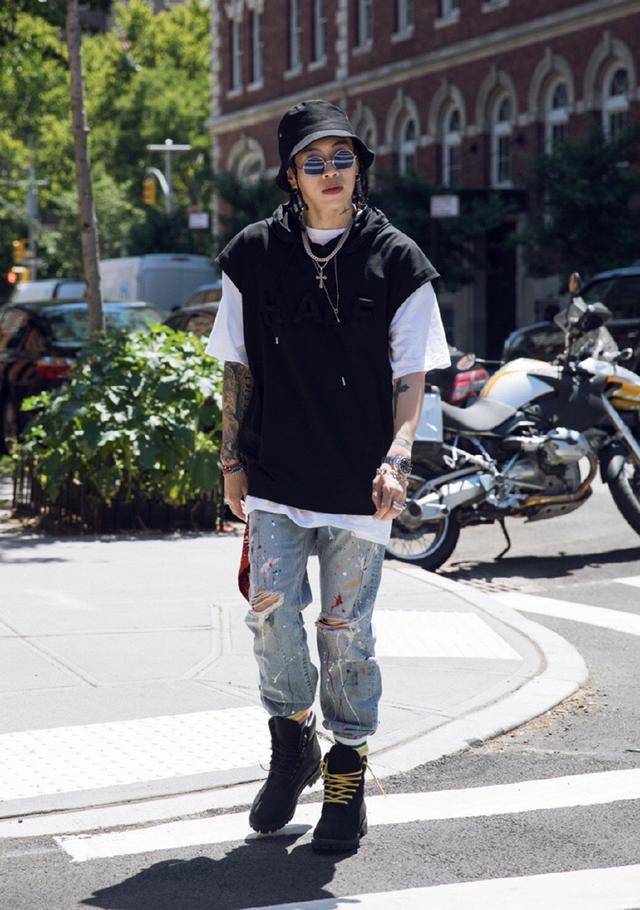 没想到杨文昊还是个时尚大咖,自己搭配的街拍造型,都能这么酷_墨镜